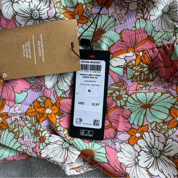 Vero Moda Flower print Mini V-Neck Dress. Size: M - Picture 2 of 4